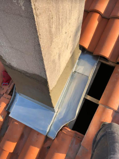 travaux de zinguerie avec remplacement de pieds de cheminée d'une toiture 