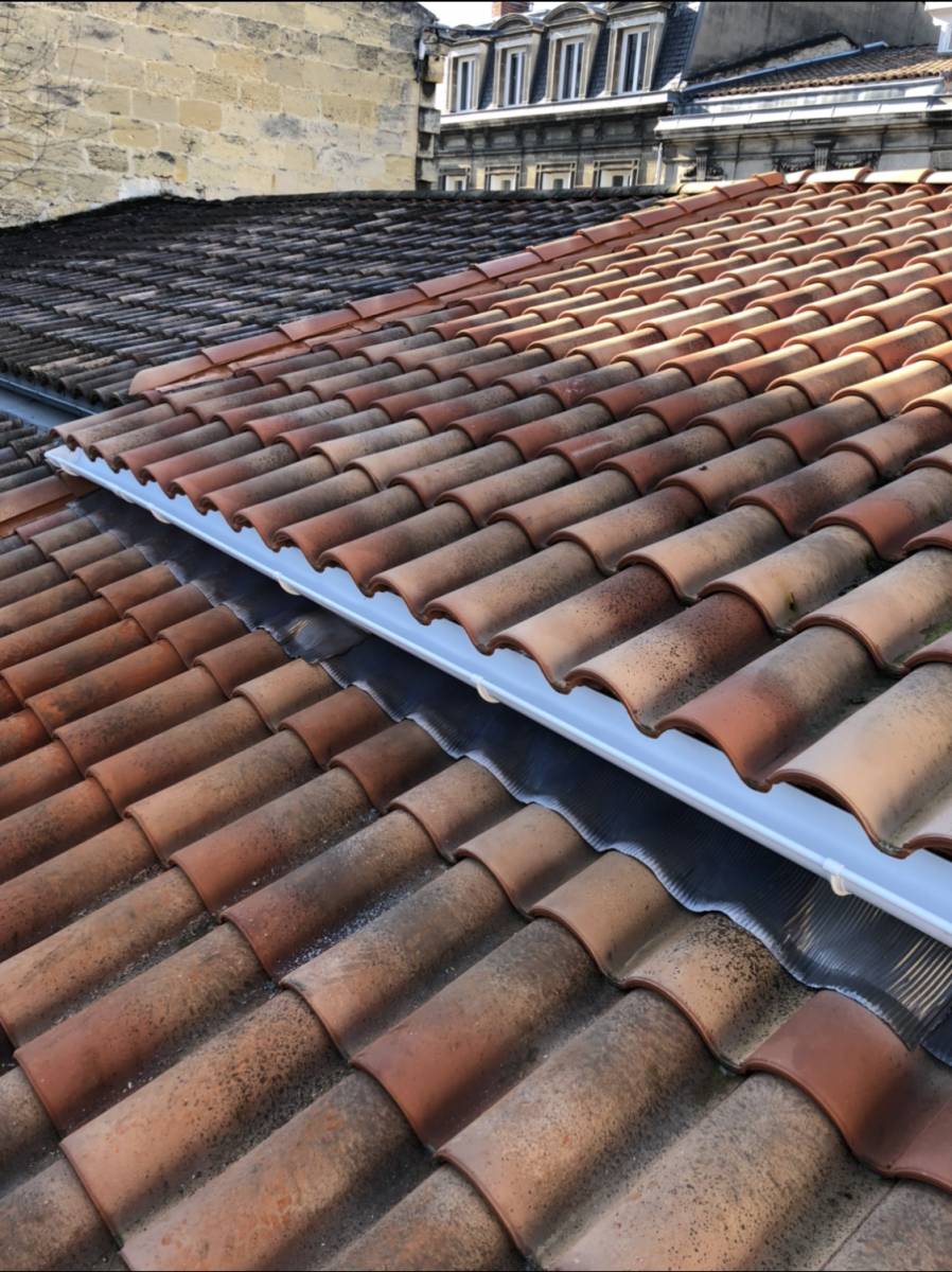 Pose de gouttière en PVC blanc sur une maison de type échoppe à Blagnac fait est réalisé par les compagnons du bâtiment