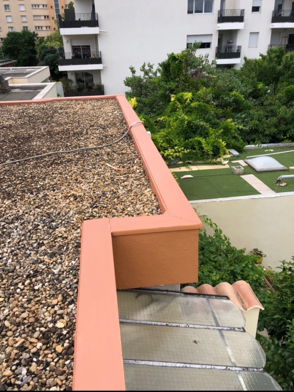  Application de peinture d’étanchéité sur une maison à toit terrasse à Toulouse 
